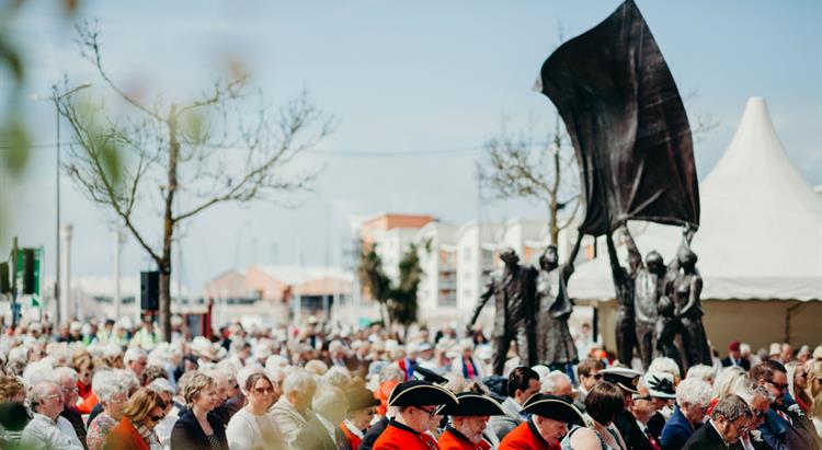 A group of people comemorate Liberation Day